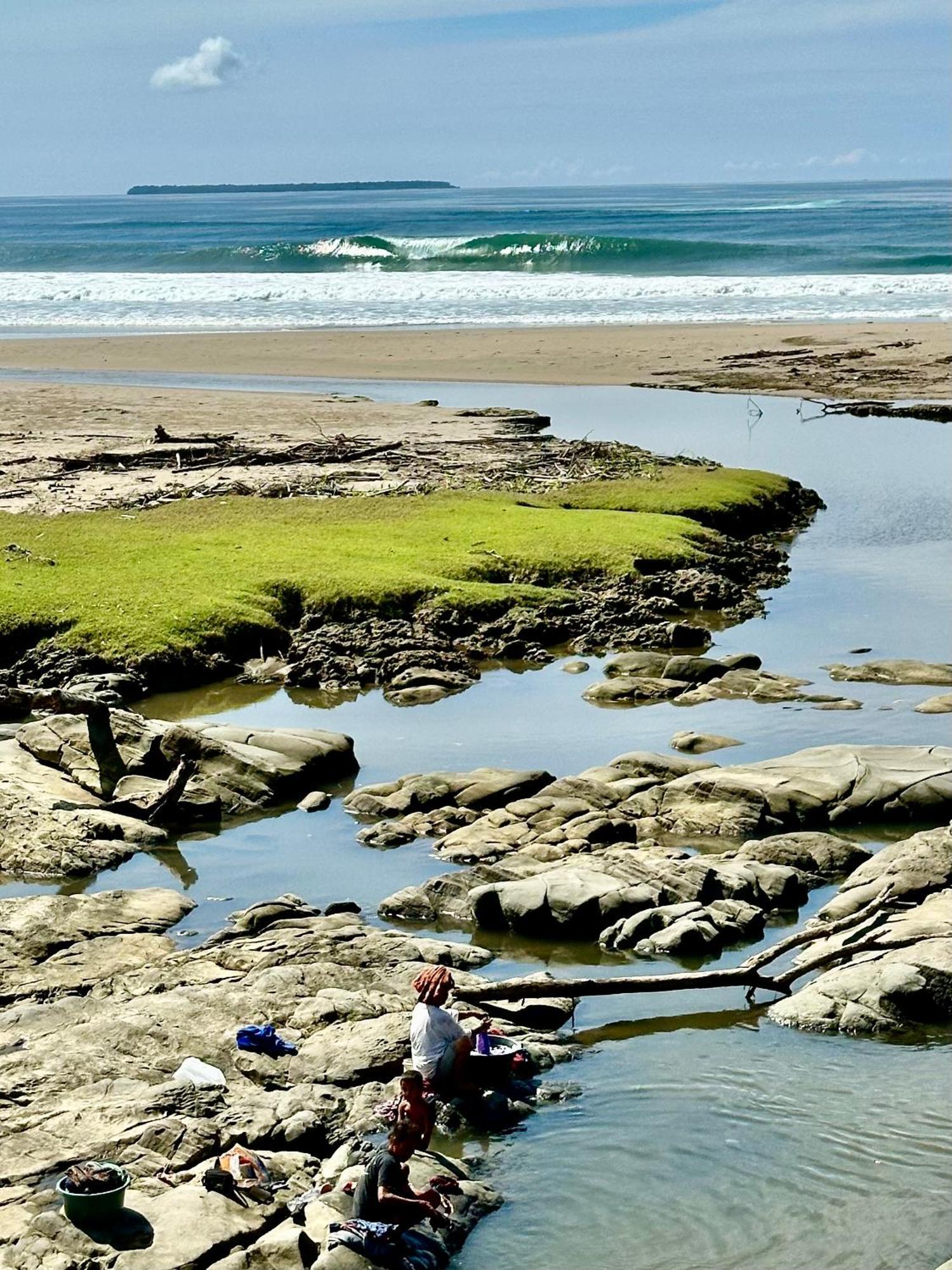 Naibos Baturundung Surf Resort מראה חיצוני תמונה
