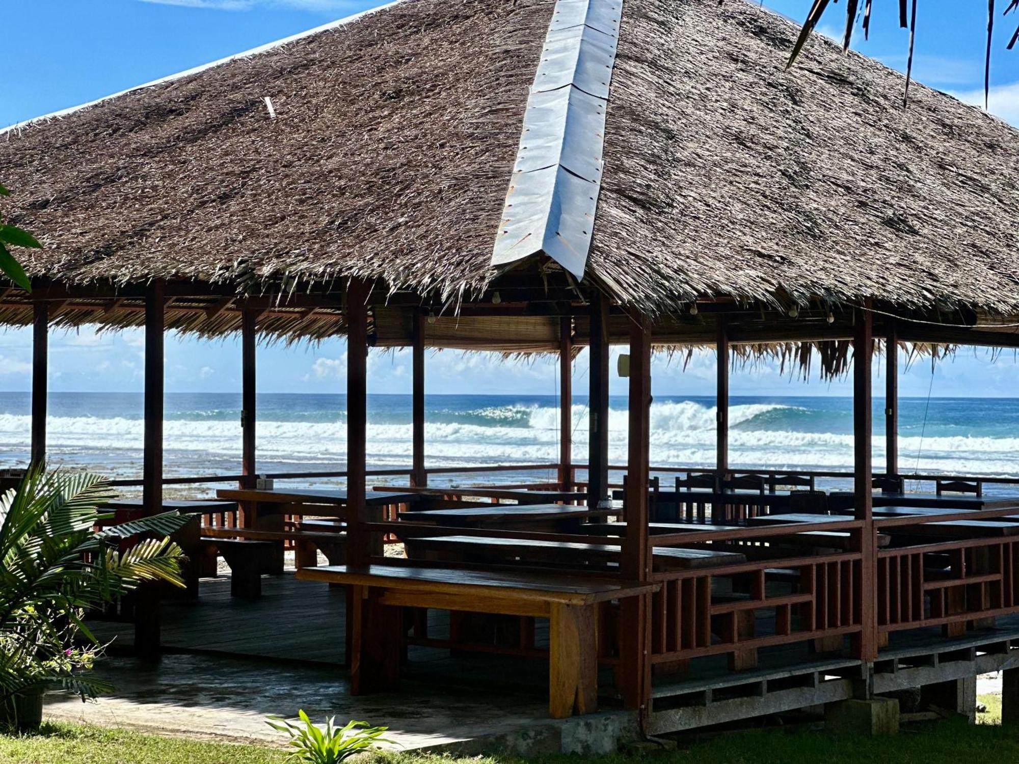Naibos Baturundung Surf Resort מראה חיצוני תמונה