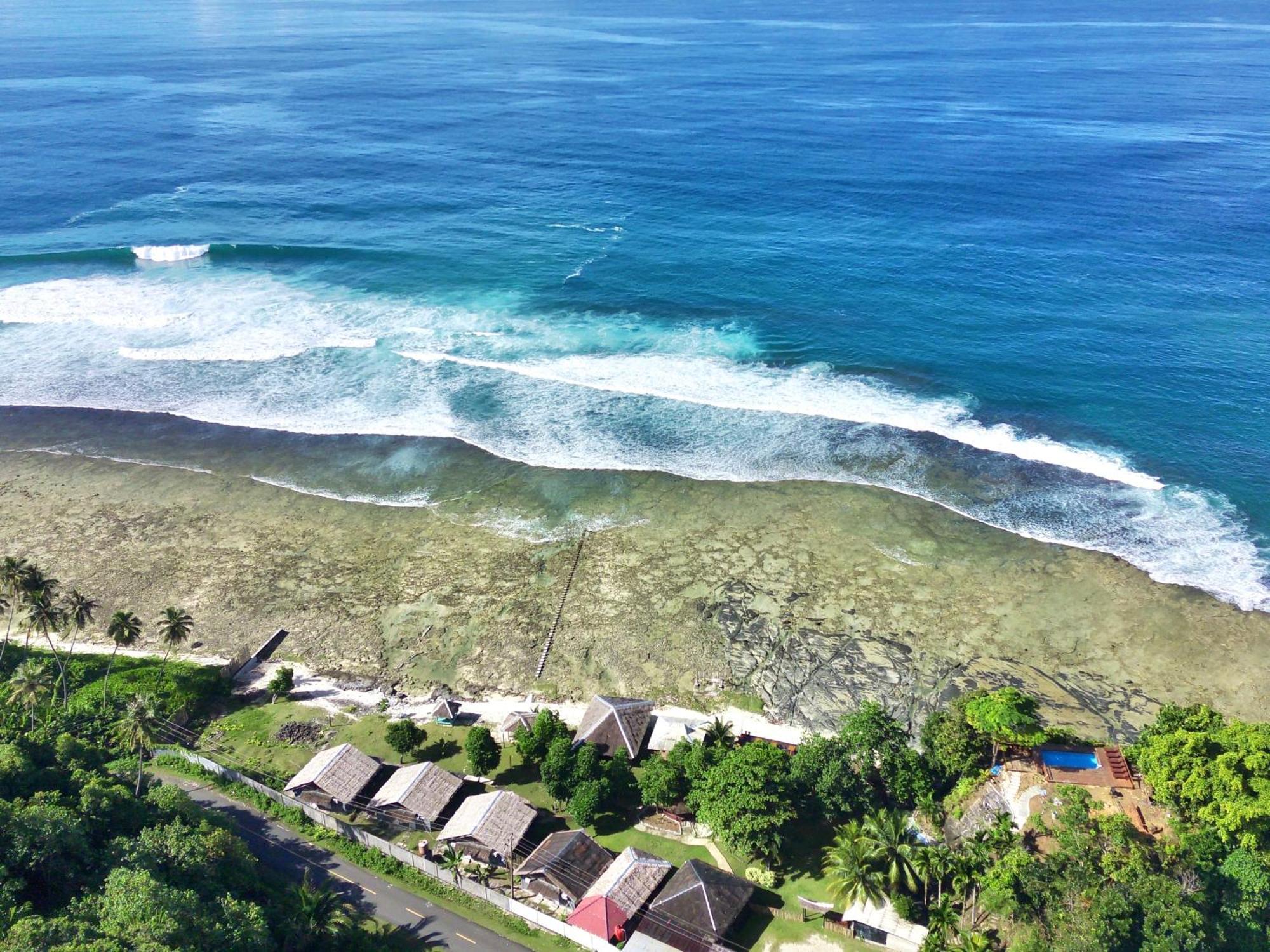 Naibos Baturundung Surf Resort מראה חיצוני תמונה