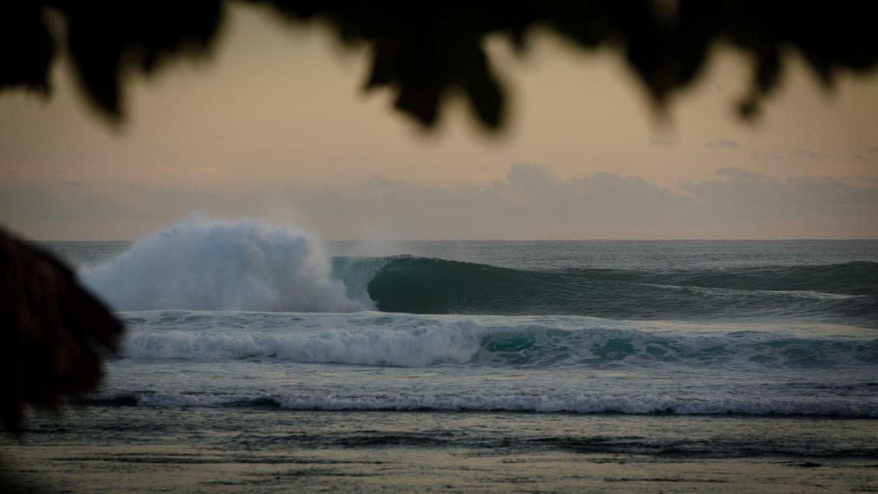 Naibos Baturundung Surf Resort מראה חיצוני תמונה